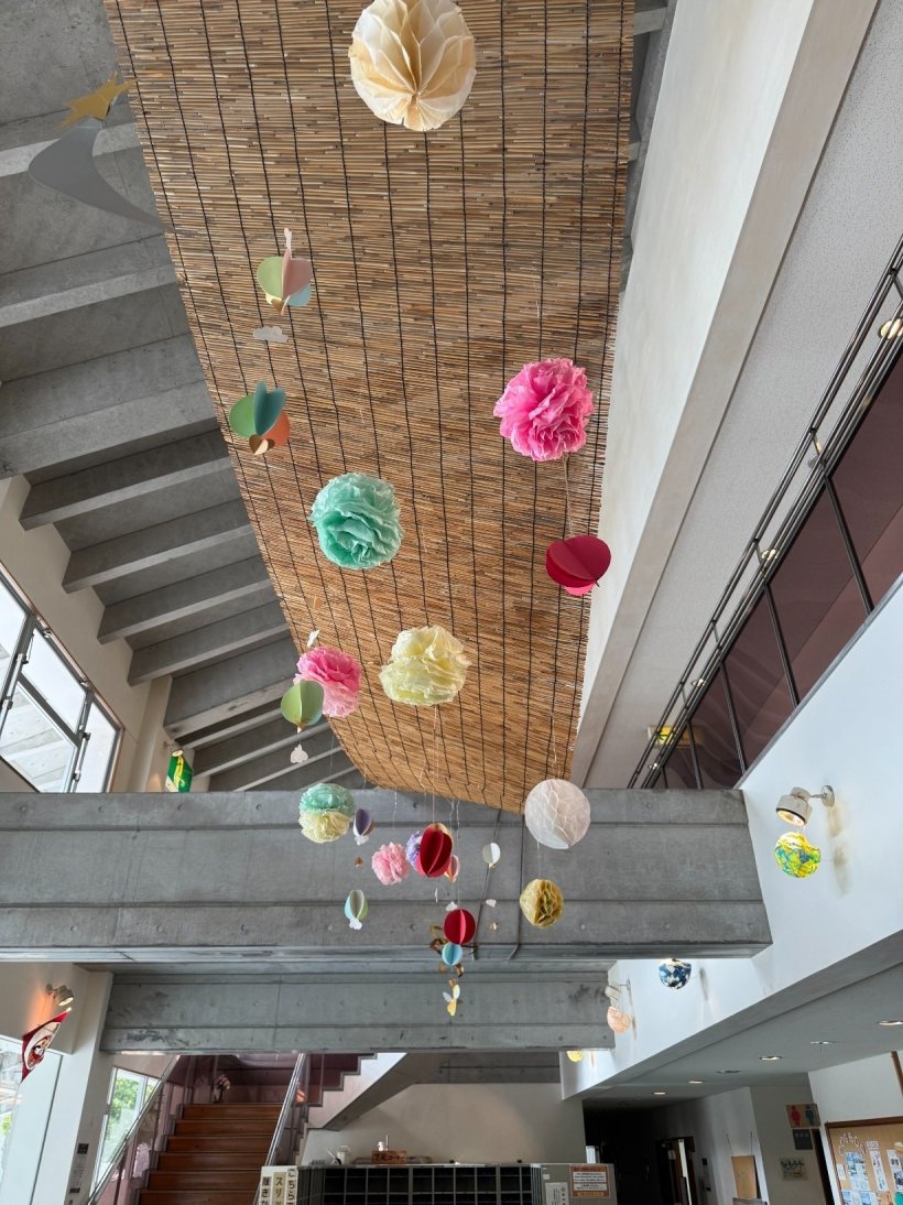 すだれにつるされた丸い花のような飾り